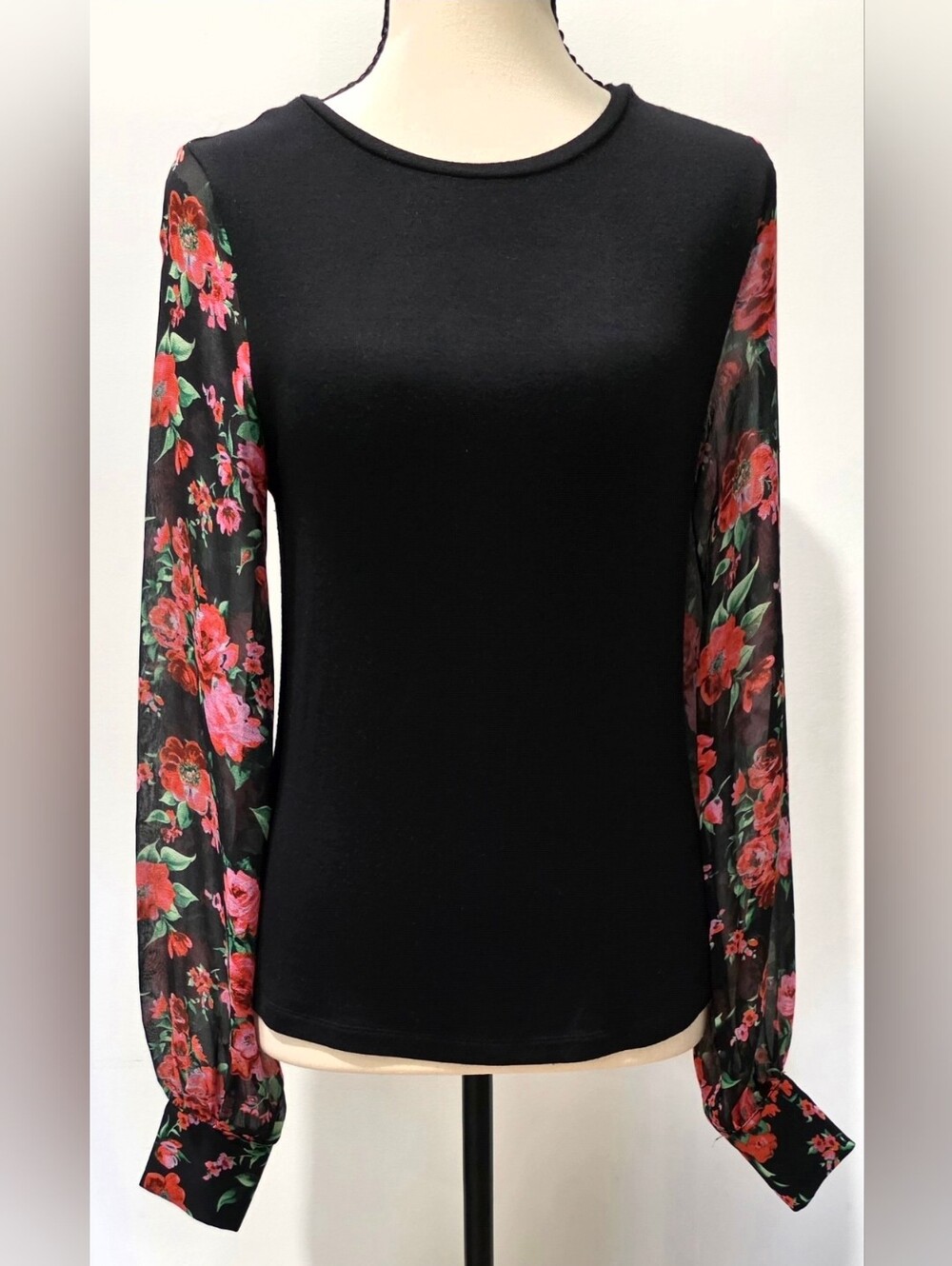 Women,'s Beautiful Generation Love New York black floral-sleeve top in size XS